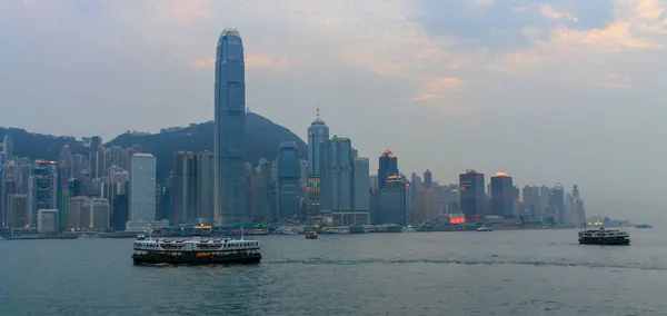 홍콩 섬의 스카이라인 과 빅토리아 베이, 스타 페리, 항구 가 배경에 있다. 라는 기사를 읽게 되었습니다. 홍콩, 중국, 아시아 — 스톡 사진