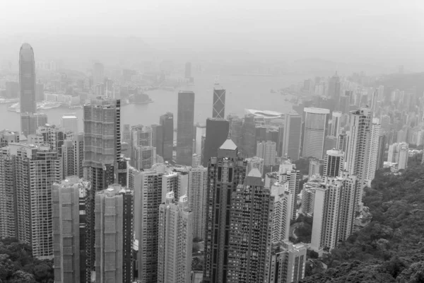 빅토리아 베이 에 있는 마천 루, 수송선, 항구 및 호우 룬 섬 봉우리에서 가져온 것들을 볼 수있다. 홍콩, 중국 — 스톡 사진