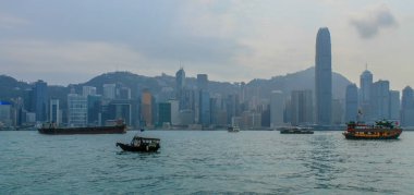 Arka planda Victoria Körfezi, Nakliye Gemileri ve Hong Kong Adası ile Hong Kong 'un silueti var. Kowloon 'dan alınmış. Hong Kong, Çin, Asya