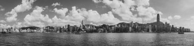 Kowloon 'dan alınan arka planda Victoria Körfezi ve Hong Kong Adası ile Geniş Skyline Panorama. Hong Kong, Çin, Asya