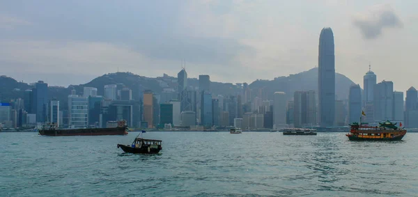 Taustalla Hongkongin Skyline Victoria Bay, Transportation Ships ja Hongkong Island. Otettu Kowloonista. Hongkong, Kiina, Aasia — kuvapankkivalokuva