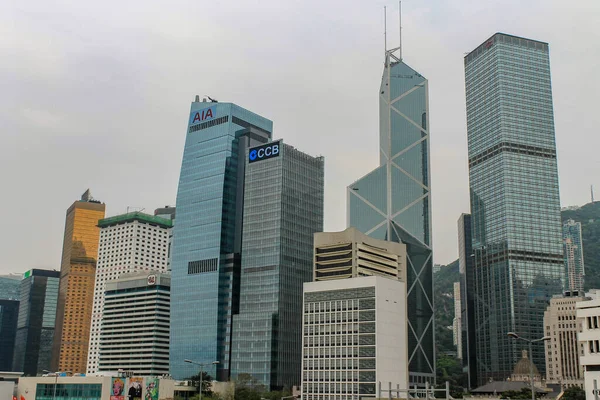 Panorama pohled na Bank of China Tower za mlhavého dne mezi obklopenými mrakodrapy. Vysoké budovy na ostrově Hong Kong, Čína. Asie — Stock fotografie