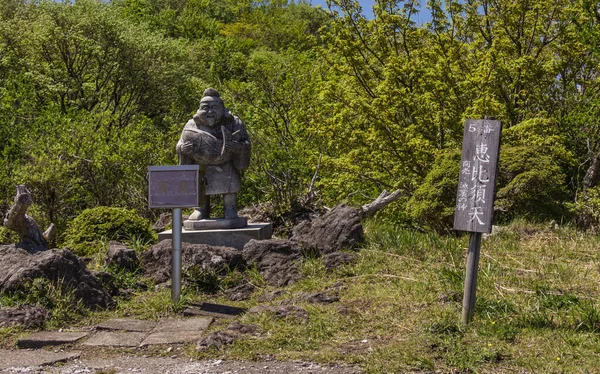 Buddha Statue Number 5 with explanation sign of the Buddha Path on the Top of Mount Tsurumi. Beppu, Oita Prefecture, Japan. — Stock Photo, Image