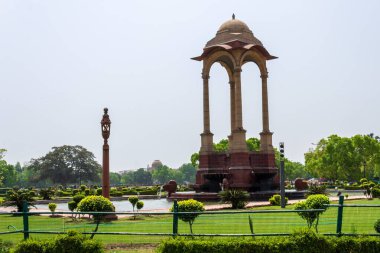 Hindistan Savaş Anıtları Kompleksi 'nin Hint Kapısı' na yakın çevresindeki tepe örtüsü manzarası. Yeni Delhi, Hindistan, Asya