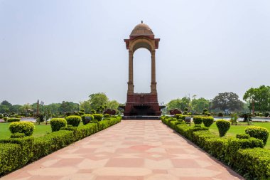 Kızılderili Kapısı 'nın yakınında, kare bahçenin içinde bir tepe örtüsü. Yeni Delhi, Hindistan, Asya