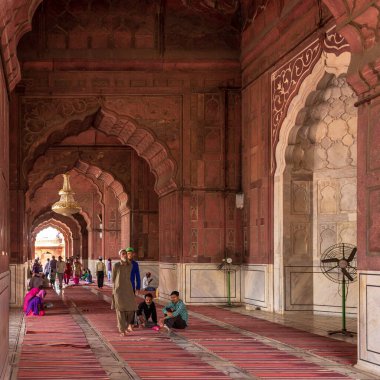 Mescid ve Cihan Numa 'nın iç manzarası, yaygın olarak Jama Mescidi olarak bilinir, en büyük Cami Eski Delhi, Hindistan, Asya.