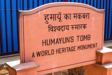 Dünya Mirası Anıtı Humayun 'un Delhi, Hindistan' daki Mezarı 'nın iki dilli giriş işareti. Asya.