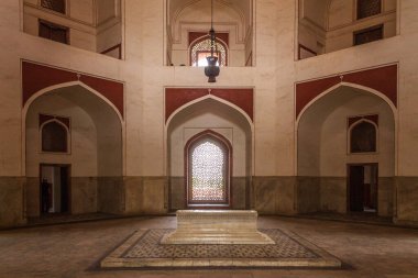 Humayun 'un Mezar Kompleksi' nin içindeki yan odada panoramik manzara. Delhi, Hindistan, Asya.