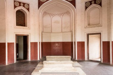Humayun 'un Mezar Kompleksi' nin içindeki yan odada iki Cenotaphs 'a bakın. Delhi, Hindistan, Asya.