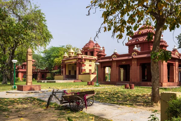 Bekijk op zijkant tempels van Shri Laxminarayan Tempel, Birla Mandir, Hindoe Vishnu Tempel in New Delhi, India, Azië. — Stockfoto