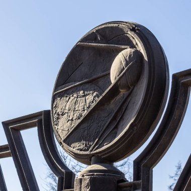 Moskova, Rusya 'da Uzayın Fatihleri Anıtı Kozmonotlar Müzesi' nin Roket Anıtı 'ndan Sputnik' in giriş plakası.