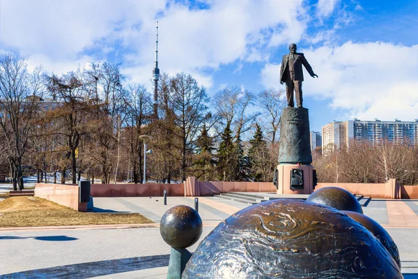 ロシアのモスクワの宇宙征服者へのロケット記念碑近くのセルゲイ コロレフ記念碑のパノラマビュー — ストック写真