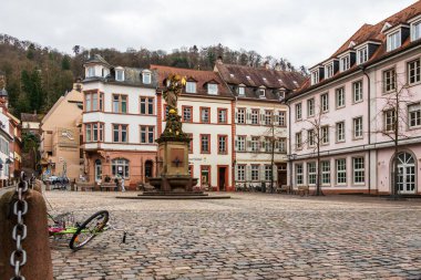 Merkez Pazar Meydanı, ger. Kornmarktmadonna Anıtı ve Kornmarkt Heidelberg Şehri, Baden-Wuerttemberg, Almanya