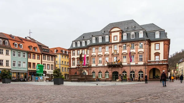 Almanya 'nın Baden-Wuerttemberg kentindeki Heidelberg şehrinin belediye binası ve merkez pazar yeri. Avrupa