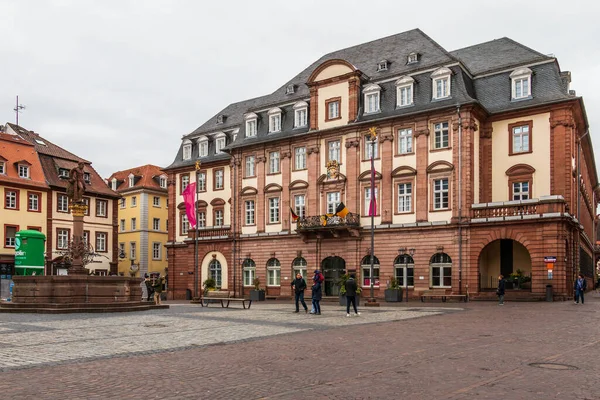 Almanya 'nın Baden-Wuerttemberg kentindeki Heidelberg şehrinin merkez pazar yeri ile belediye binası. Avrupa