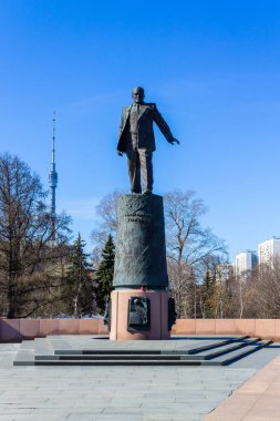 Moskova, Rusya 'da Uzayın Fatihleri Anıtı yakınlarındaki Sergei Korolev Anıtı.