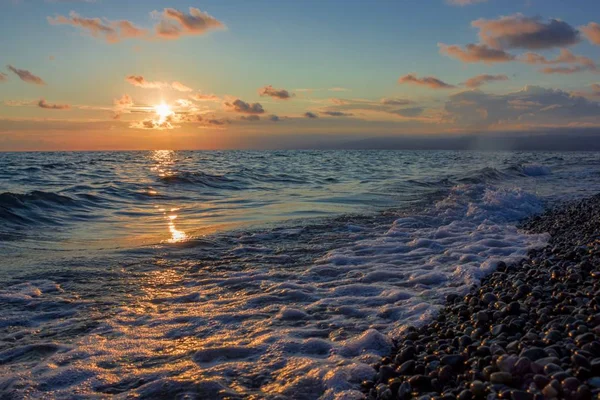 Sunset bulvarında Abhazya deniz kıyısı