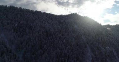 Ocak ayında yeni yıl tatilleri Gölü Ritsa dağlarda erişilemez ya da bilinmeyen yerlere Abhazya çoğunda bir kış geziden profesyonel bir dron tarafından 4 k benzersiz kaynak videoları bir dizi filme Abhazya (Gürcistan).