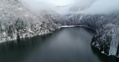 Ocak ayında yeni yıl tatilleri Gölü Ritsa dağlarda erişilemez ya da bilinmeyen yerlere Abhazya çoğunda bir kış geziden profesyonel bir dron tarafından 4 k benzersiz kaynak videoları bir dizi filme Abhazya (Gürcistan).