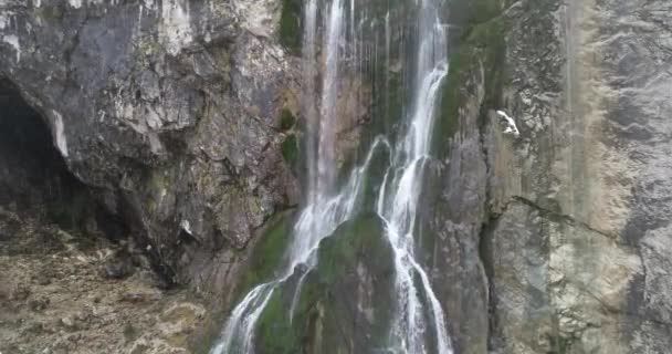 Cascada Única Del Acantilado Llamada Gegsky Falls Víspera Año Nuevo — Vídeo de stock