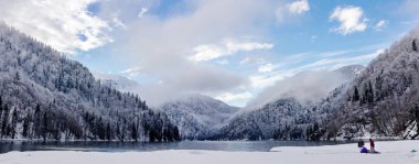 Kışın Ritsa Gölü ile sis kaplı