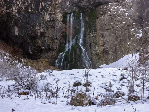 Gega Cascada Invierno Fluye Fuera Roca Abjasia Georgia —  Fotos de Stock