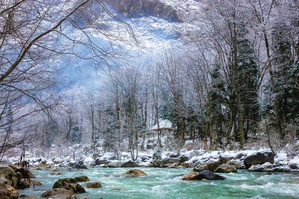 Dağ nehir kış, Abhazya, Gürcistan