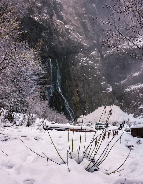 Gega şelale kış zamanında akar kayadan, Abhazya, Gürcistan