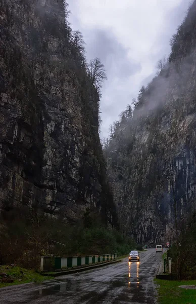 Dağ gorge Gürcistan ve araba ile yol gider