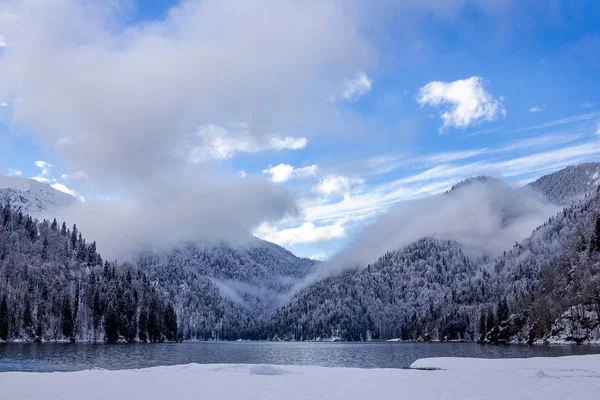 Kışın Ritsa Gölü ile sis kaplı