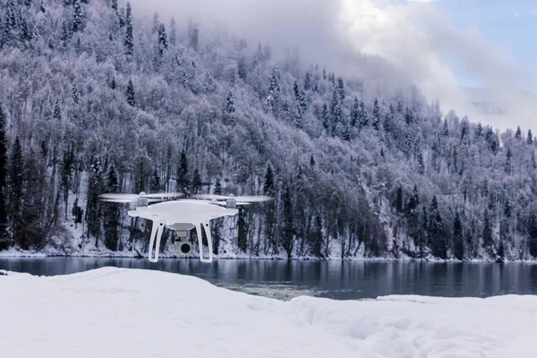 bir dağ Gölü ve ormanlık bir yamaç arka plan üzerinde robot
