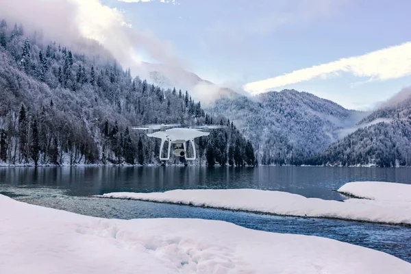 bir dağ Gölü ve ormanlık bir yamaç arka plan üzerinde robot