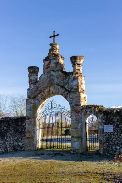 Gürcistan'daki antik Mokva Kilisesi'nin kapısı'nın görünümü
