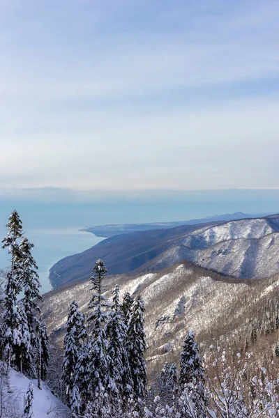 Kış manzara: dağ aralıkları, gökyüzü ve deniz