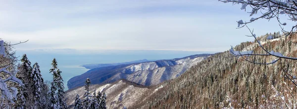 Kış manzara: dağ aralıkları, gökyüzü ve deniz