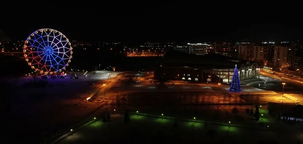 Gece şehir, dönme dolap, Yaroslavl Noel ağacı Üstten Görünüm