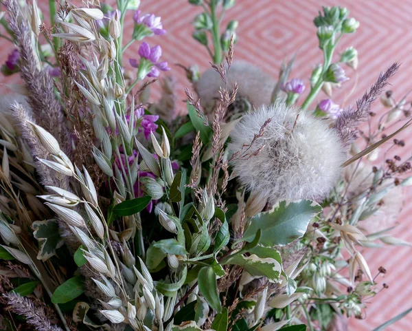 Bir buket çiçek, kuru çiçekler üzerinden bir karahindiba makro fotoğraf