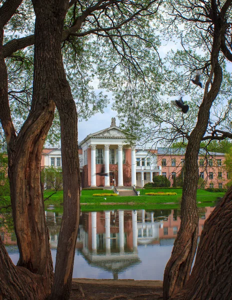 Rusya Bilimler Akademisi ana Botanik bahçesinde bina müze. N.V. Tsitsina Moskova