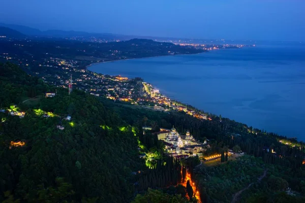 Yeni Athos manastır bakan deniz kıyısında Şehir gece Üstten Görünüm