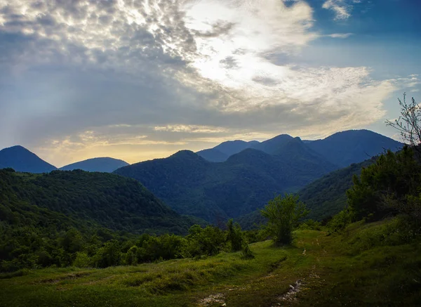 Krajina Krásné Zatažené Obloze Pohoří Zelené Země Silnice — Stock fotografie