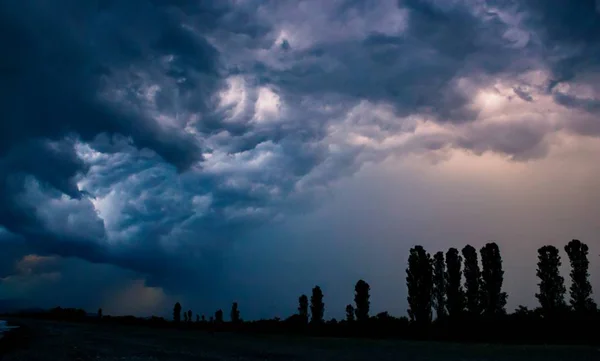 Sahil Gürcistan (Abhazya) Renkler ve huniler günbatımı, güzel oyun sırasında üzerinde fırtınalı gökyüzü