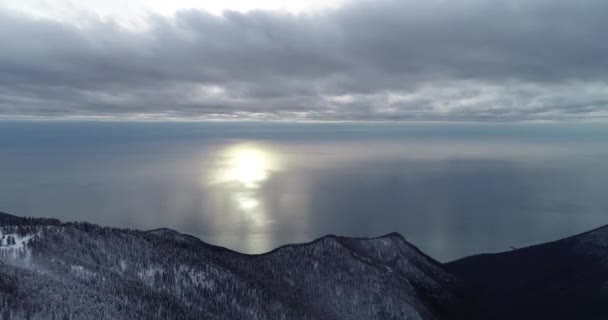在阿布哈兹靠近马姆齐沙山的冬季天空中 夕阳的光芒映入黑海的镜子中 一系列独特的4K源视频 由专业无人机从冬季旅行拍摄 — 图库视频影像