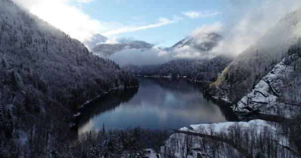 Ρίτσα Λίμνη Για Νέο Έτος Διακοπές Τον Ιανουάριο Στα Βουνά — Αρχείο Βίντεο