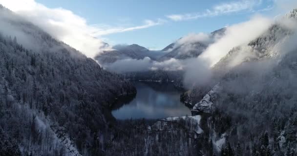 1月在阿布哈兹 格鲁吉亚山区 的新年假期里 里察湖在4K 拍摄了一系列独特的源视频 由一架专业无人机拍摄 从冬季前往阿布哈兹大部分地区无法进入或未知的地方 — 图库视频影像