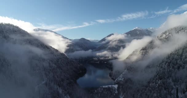 1月在阿布哈兹 格鲁吉亚山区 的新年假期里 里察湖在4K 拍摄了一系列独特的源视频 由一架专业无人机拍摄 从冬季前往阿布哈兹大部分地区无法进入或未知的地方 — 图库视频影像