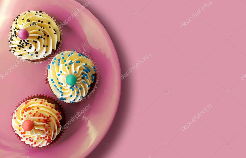 Vista superior de cupcakes coloridos caseros con crema blanca en un