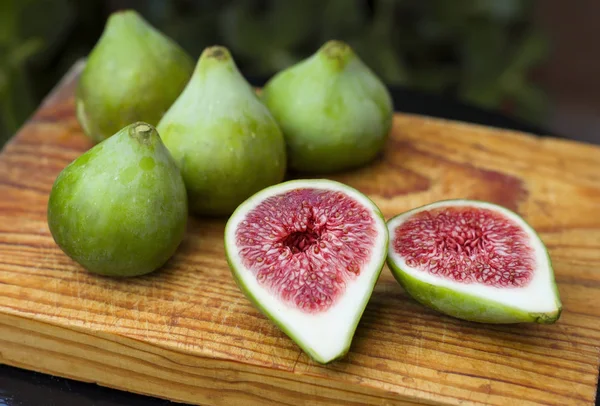 Higos Verdes Dulces Apetitosos Una Tabla Cortar Madera Verde Oscuro — Foto de Stock