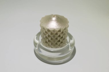 İzole gri wax mum bir cam temel