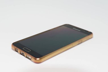 Toledo, İspanya - 7 Ocak 2.018: Akıllı telefon Samsung Galaxy beyaz arka plan ile