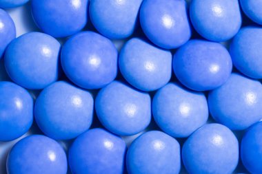 Mavi renkli çikolataların renkli şekerlemelerini kapat.